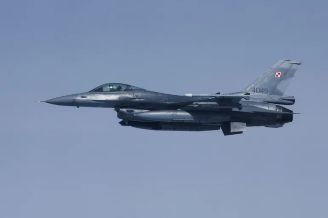 Vì sao Mỹ chưa gửi tiêm kích F-16 cho Ukraine? - Ảnh 2.