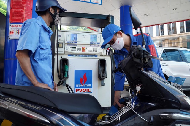 Giá xăng tăng, giá dầu giảm từ 15 giờ ngày 13.2 - Ảnh 1.