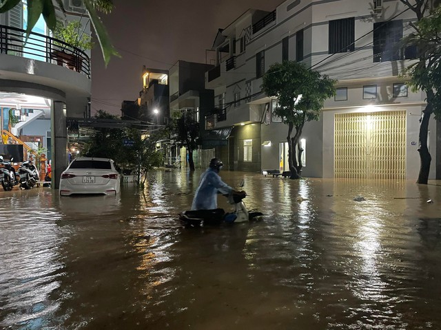 Đường phố tại khu vực P.Ghềnh Ráng (TP.Quy Nhơn, Bình Định) thường bị ngập sâu nếu có mưa lớn