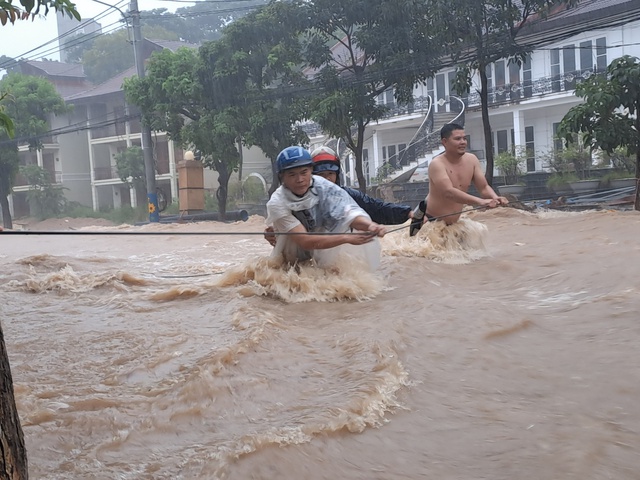 Đường Hàn Mạc Tử tại P.Ghềnh Ráng (TP>Quy Nhơn) bị ngập sâu trong đợt mưa vào tháng 11.2022