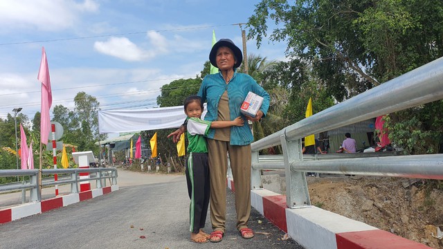 Trẻ em xã biên giới sát Campuchia ngóng mẹ về ăn tết: ‘Bên mẹ là mùa xuân’ - Ảnh 3.