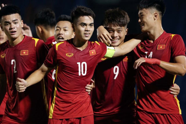 Khuất Văn Khang đeo băng đội trưởng U.20 Việt Nam