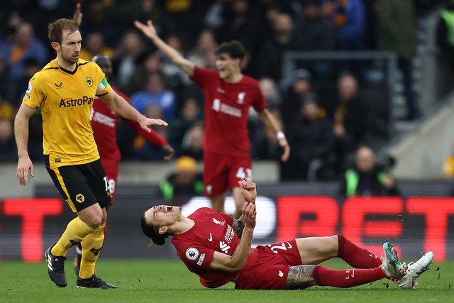 Ngoại hạng Anh: HLV Klopp 'cứng họng' khi Liverpool thua thảm hại trước Wolves - Ảnh 1.