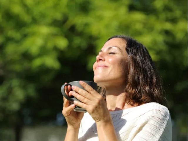 Uống nước và phơi nắng sau khi thức dậy vào buổi sáng có thể giúp thúc đẩy quá trình giảm cân