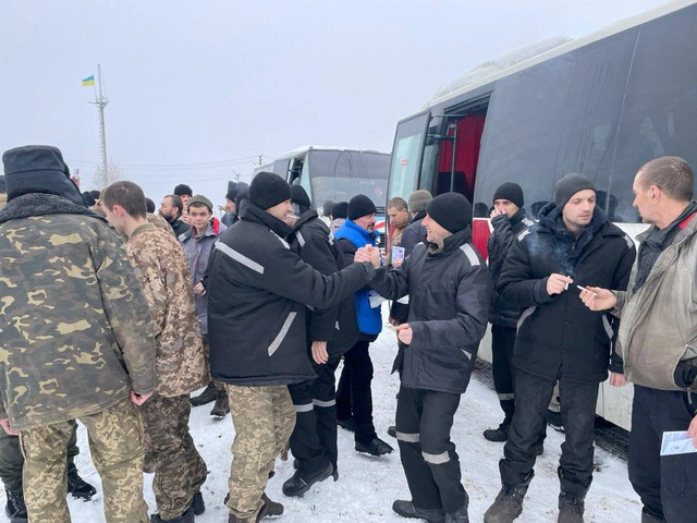 Tù binh Ukraine tại một địa điểm trao đổi ngày 4.2