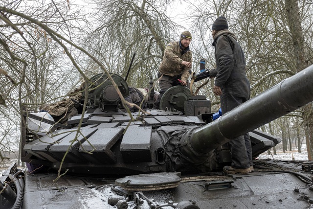 Quân nhân Ukraine trên một xe tăng tại tỉnh DonetskDonetsk ngày 4.2