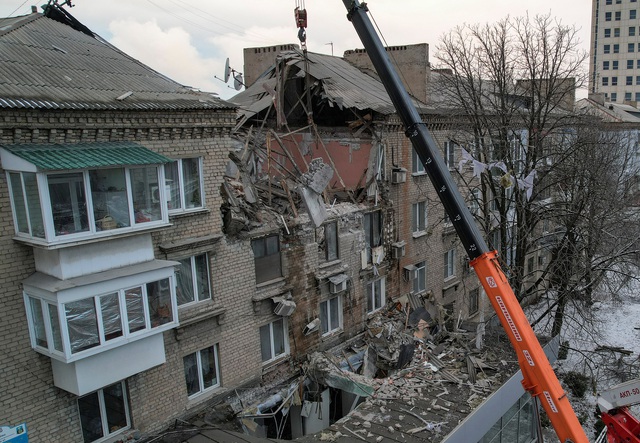 Một tòa nhà tại thành phố Donetsk do Nga kiểm soát bị phá hủy ngày 4.2