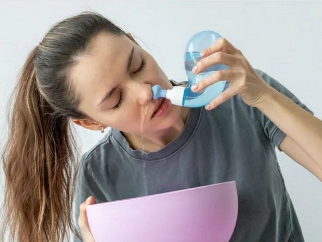 Rửa xoang mũi bằng nước muối sinh lý có thể giúp giảm nhức đầu do viêm xoang