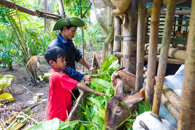 Người đàn ông khuyết tật làm “gà trống nuôi con’’ trong trăm ngàn khốn khó - Ảnh 6.