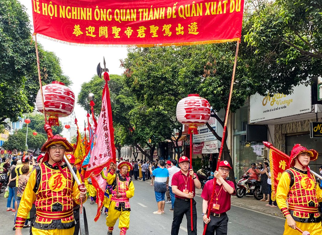 Tết Nguyên tiêu lên phố người Hoa ngắm đèn lồng, ăn bánh trôi quên cả lối về - Ảnh 4.