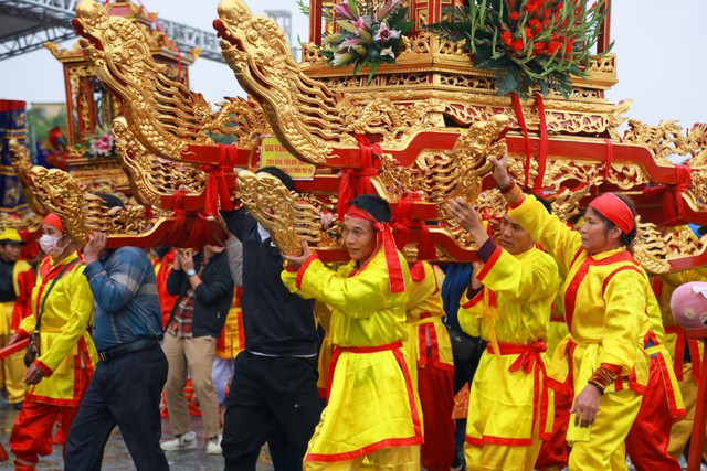 Du khách khắp nơi háo hức về dự lễ hội đền Trần Thái Bình - Ảnh 2.