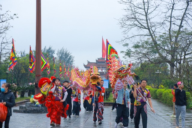 Du khách khắp nơi háo hức về dự lễ hội đền Trần Thái Bình - Ảnh 1.