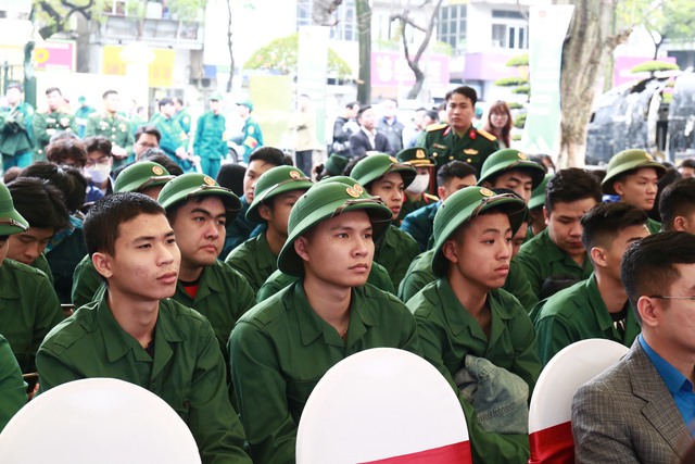 Hà Nội: 737 thanh niên có trình độ đại học, cao đẳng lên đường nhập ngũ - Ảnh 2.