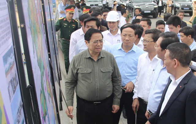Thủ tướng Phạm Minh Chính cắt băng khánh thành đường ven biển đi qua tỉnh Bình Định - Ảnh 2.