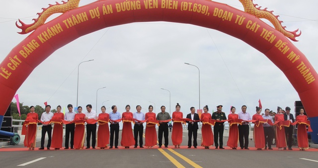 Thủ tướng Phạm Minh Chính cắt băng khánh thành đường ven biển đi qua tỉnh Bình Định - Ảnh 3.