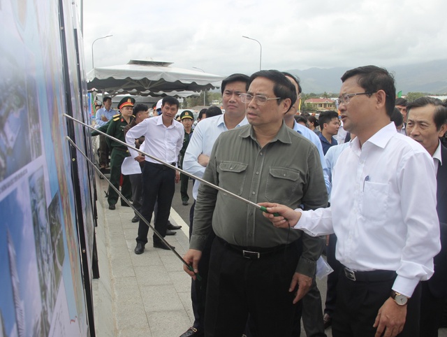 Thủ tướng Phạm Minh Chính cắt băng khánh thành đường ven biển đi qua tỉnh Bình Định - Ảnh 1.