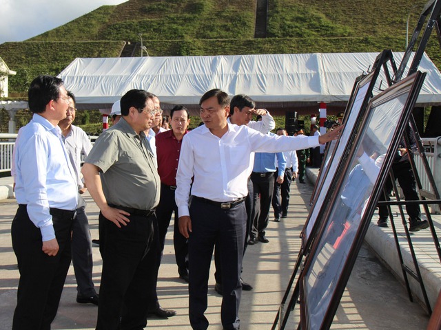 Thủ tướng Phạm Minh Chính nghe lbáo cáo về quy hoạch vùng hồ Đồng Mít