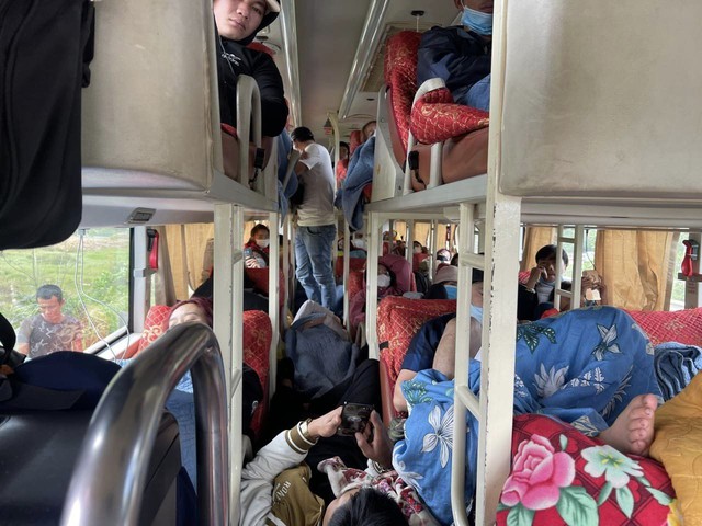 Đà Nẵng: Bắt xe khách nhồi nhét 53 người trong khi chỉ được chở 37 người - Ảnh 1.