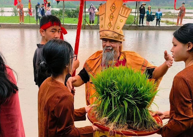 Đóng giả vua Hùng, dạy dân cấy lúa ở Phú Thọ - Ảnh 7.