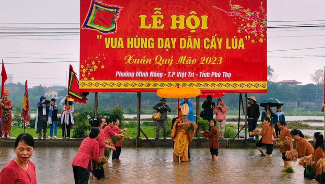 Đóng giả vua Hùng, dạy dân cấy lúa ở Phú Thọ - Ảnh 5.