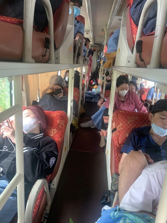 Đà Nẵng: Bắt xe khách nhồi nhét 53 người trong khi chỉ được chở 37 người - Ảnh 2.
