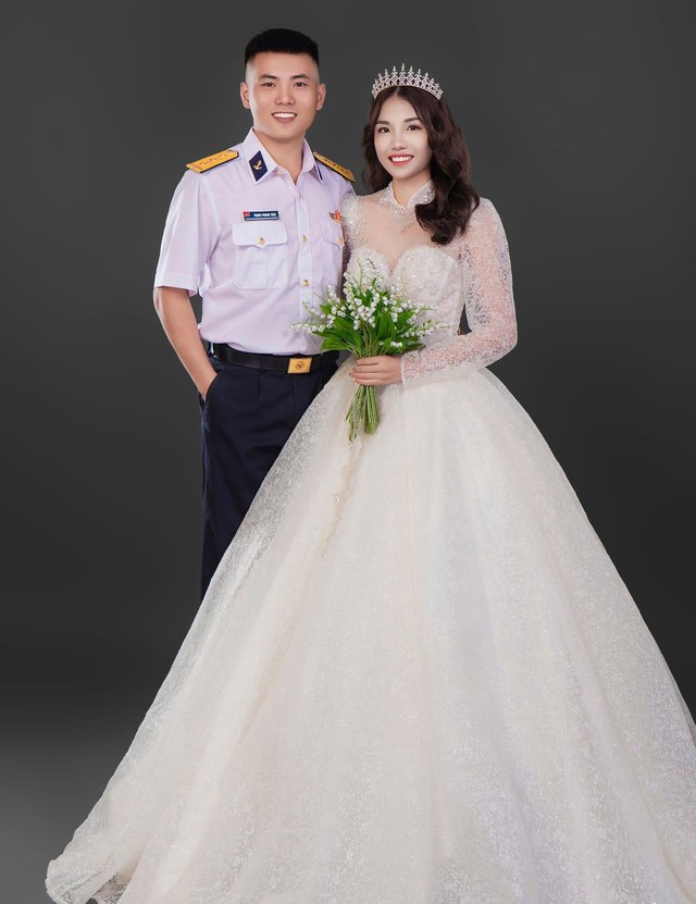 Lan tỏa trên mạng xã hội: 'Vị khách' khiến người lính hải quân bật khóc trong đám cưới của mình - Ảnh 3.