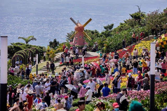 Núi Bà Đen đón 120.000 du khách đi cáp treo lên đỉnh dịp rằm tháng Giêng - Ảnh 4.