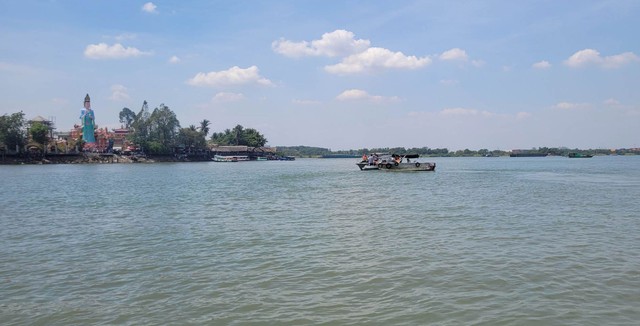 Thuyền chở khách đi chùa gặp nạn trên sông Đồng Nai, 1 người tử vong - Ảnh 1.