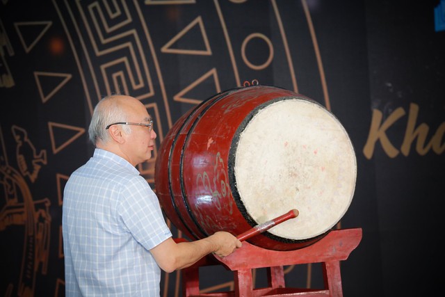 Nhà thơ Nguyễn Quang Thiều: “Mong thi ca lấp đầy nhưng khoảng trống trong tâm hồn’  - Ảnh 7.