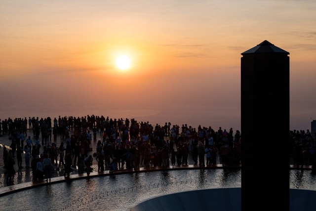 Núi Bà Đen đón 120.000 du khách đi cáp treo lên đỉnh dịp rằm tháng Giêng - Ảnh 2.