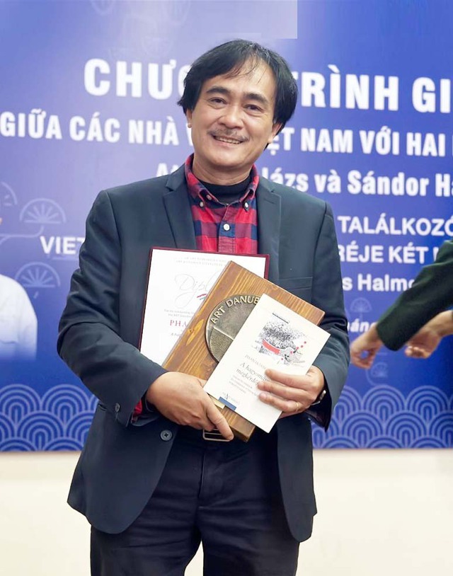 Nhà thơ Phan Hoàng vinh dự nhận giải thưởng nghệ thuật Danube của Hungary - Ảnh 4.
