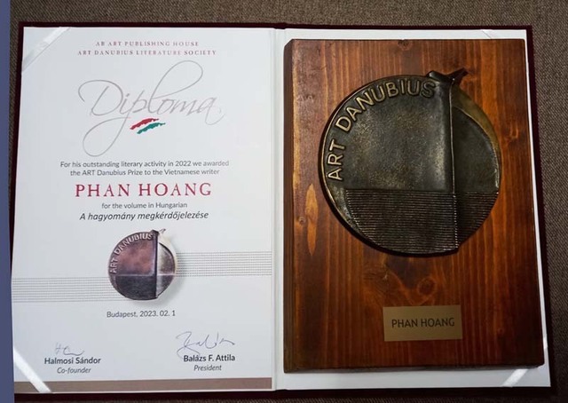 Nhà thơ Phan Hoàng vinh dự nhận giải thưởng nghệ thuật Danube của Hungary - Ảnh 1.
