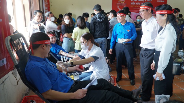 Người trẻ Thừa Thiên - Huế góp hơn 400 đơn vị máu trong ngày 'Chủ nhật đỏ' - Ảnh 3.
