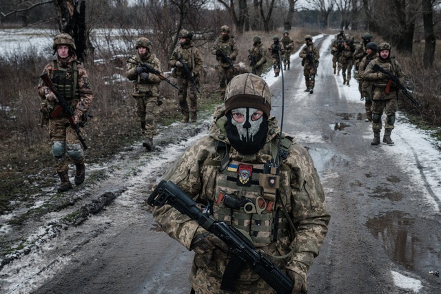Các binh sĩ Ukraine trên đường về căn cứ gần tiền tuyến tại Donetsk ngày 4.2