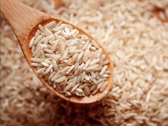 Gạo lứt có chất sắt, kali, selen, mangan, vitamin và một số dưỡng chất thiết yếu khác