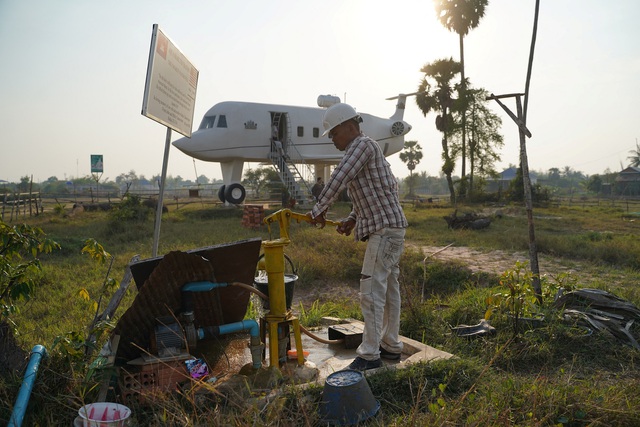Một người Campuchia dành dụm tiền 30 năm để xây nhà giống máy bay - Ảnh 3.