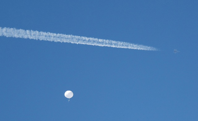 Một máy bay bay ngang khinh khí cầu ở khu vực bang Nam Carolina ngày 4.2