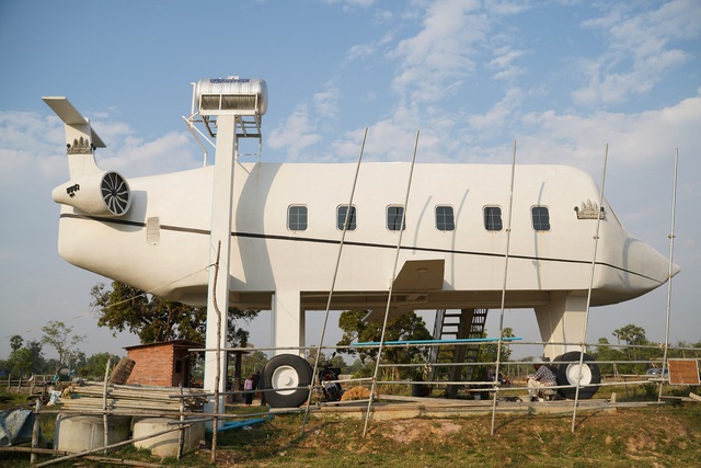 Một người Campuchia dành dụm tiền 30 năm để xây nhà giống máy bay - Ảnh 1.