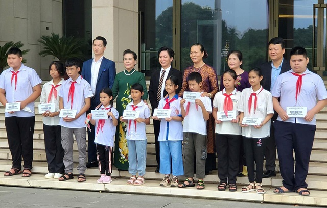 Ngày 10.9.2022, Tổng giám đốc Mela Việt Nam (thứ 3 từ trái sang) cùng lãnh đạo Chính phủ trao tặng học bổng cho các bạn học sinh nghèo tại Văn phòng Quốc hội