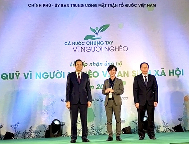 CEO Nguyễn Hữu Đức - Tổng giám đốc Mela Việt Nam (ở giữa) nhận cúp lưu niệm sau khi đóng góp vào Quỹ vì người Nghèo