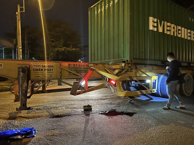 TP.HCM: Tai nạn giao thông ở TP.Thủ Đức, thi thể dính chặt xe container - Ảnh 4.