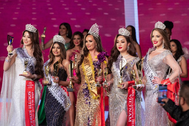 Người đẹp Cộng hòa Udmurtia thuộc Nga đăng quang Mrs Universe, Việt Nam giành á hậu 1 - Ảnh 1.