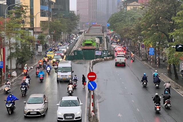 Hà Nội tạm thời chưa cấm đường để thi công cầu vượt chữ C 150 tỉ đồng - Ảnh 1.