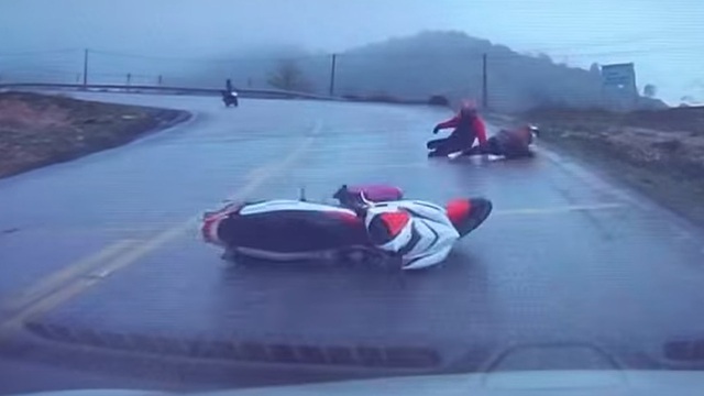 ‘Thót tim’ phượt thủ lái xe máy ôm cua tốc độ cao, suýt mất mạng trên đèo - Ảnh 2.