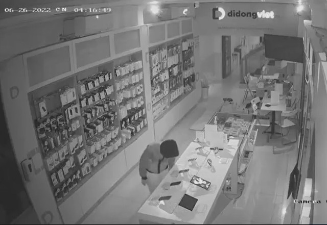 Cửa hàng điện thoại tại trung tâm TP.HCM, 3 lần bị trộm “viếng thăm” - Ảnh 3.
