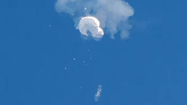 Khinh khí cầu Trung Quốc bị bắn rơi ngoài khơi bờ biển Surfside Beach, bang Nam Carolina ngày 4.2