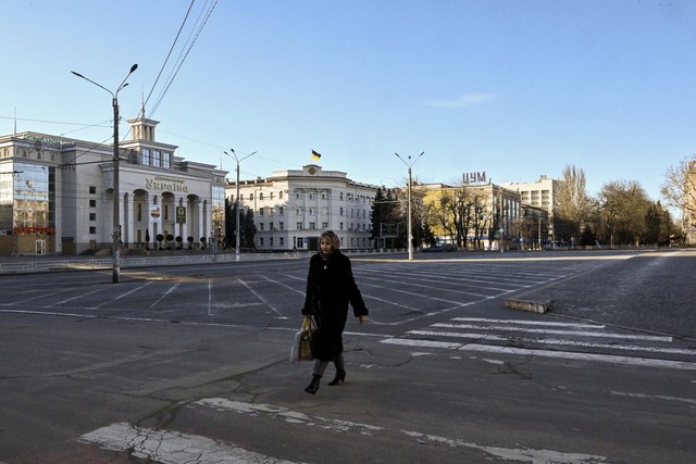 Một người phụ nữ băng qua quảng trường trống vắng ở trung tâm Kherson ngày 2.2