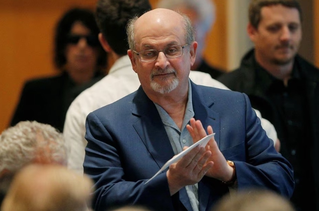 Salman Rushdie phát hành cuốn tiểu thuyết mới sau vụ bị tấn công bằng dao - Ảnh 1.