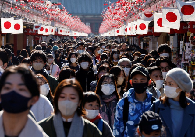 Người dân đeo khẩu trang khi đến thăm một ngôi đền tại Tokyo đầu năm 2023