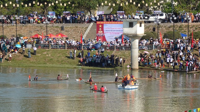 Kon Tum: Giải đua thuyền độc mộc trên dòng sông chảy ngược - Ảnh 2.